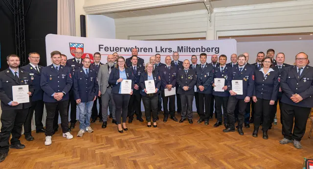 Eng wurde es vor der Stellwand, als sich zahlreichen für 25-jährigen Dienst Geehrten den Fotografen stellten. Das Bild zeigt sie mit Kreisbrandinspektor Albert Klug (Zweiter von links), den Kreisbrandinspektoren Patrick Walter und Hauke Muders (Vierter und Fünfter von links) sowie Kreisbrandrat Martin Spilger und stellvertretendem Landrat Bernd Schötterl (Siebter und Achter von links).  | Foto: Winfried Zang