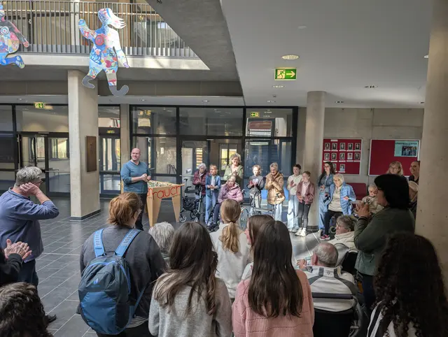 Begrüßung der Gäste aus dem Kreisaltenheim durch Schulleiter Christoph Joa-Giegerich | Foto: Tim Krappmann