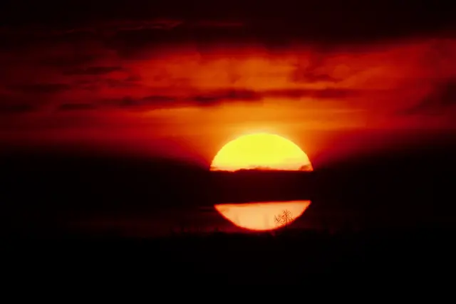 Wetterumschwung mit Temperatursturz und Regenschauer im Anmarsch - Sonnenaufgang 25. März 2026, 6.20 h  bei 8,5 Grad Celsius  in Eichenbühl-Heppdiel im Bayerischen Odenwald, Landkreis Miltenberg