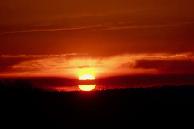 Wetterumschwung mit Temperatursturz und Regenschauer im Anmarsch - Sonnenaufgang 25. März 2026, 6.20 h  bei 8,5 Grad Celsius  in Eichenbühl-Heppdiel im Bayerischen Odenwald, Landkreis Miltenberg