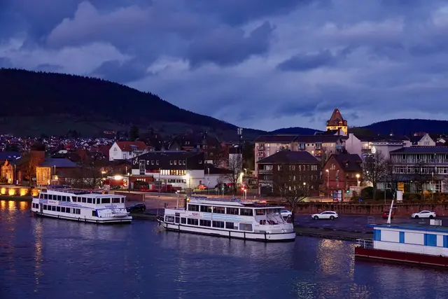 Symbolbild: Beginnende "Blaue Stunde" in Miltenberg - 25. März 2026  - Foto Roland Schönmüller