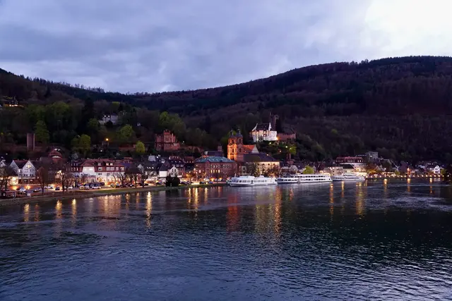 Symbolbild: Beginnende "Blaue Stunde" in Miltenberg - 25. März 2026  - Foto Roland Schönmüller
