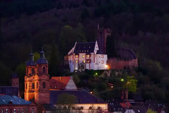 Symbolbild: Beginnende "Blaue Stunde" in Miltenberg - 25. März 2026  - Foto Roland Schönmüller