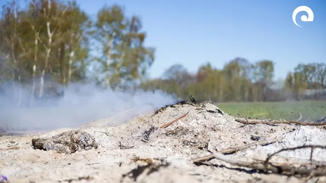 Symbolbild: Zum zweiten Mal innerhalb kurzer Zeit kam es auf einem Grüngutplatz, vermutlich durch abgelagerte Asche, zu einem Entstehungsbrand. | Foto: Landratsamt Neckar-Odenwald-Kreis