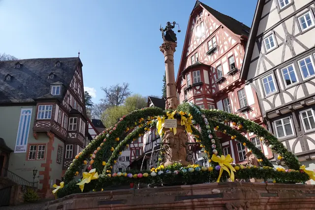 Osterbrunnen am Miltenberger Marktplatz.