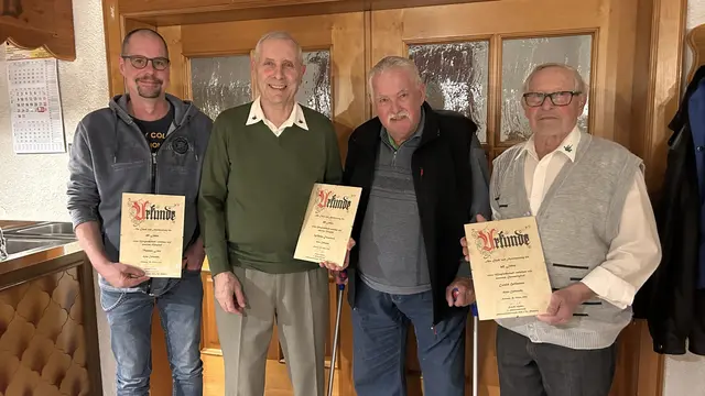 Die geehrten langjährigen Mitglieder. V.l.n.r: Thomas Leis, Schützenmeister Rudolf Müller, Wilhelm Dussileck, Ewald Heilmann | Foto: Thomas Schneider