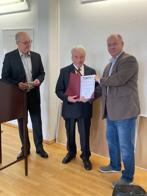 TVM-Vorsitzender Georg Kümmel und der stellvertretende Turngauvorsitzende Marcus Schneider überreichen Dieter Meesmann den Gau-Ehrenbrief. | Foto: Ute Schreckenberg