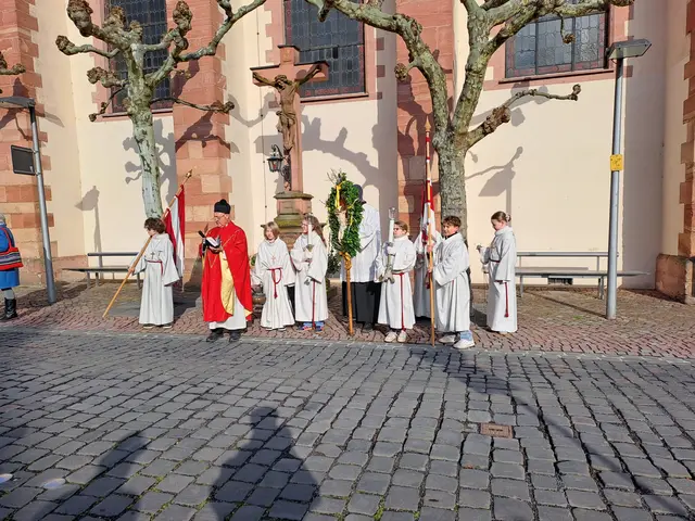 Auftakt des Palmsonntags vor der Klosterkirche in Miltenberg | Foto: Martin Winkler