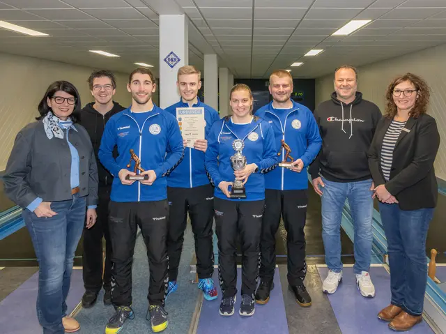 Siegerehrung beim Landkreispokal Kegeln mit (von links) Obernburgs dritter Bürgermeisterin Katja Heinz, Organisator Marc Heider, dem Siegerteam der Kegelfreunde Obernburg mit Steffen Matheis, Jannik Klein, Bianca Matheis und Marco Matheis, Sportreferent Thorsten Schork und Claudia Schuldt (Sparkasse Aschaffenburg-Miltenberg).  | Foto: Winfried Zang