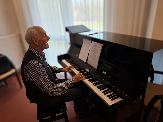 Egon Kußmann musiziert alle 14 Tage mit den Seniorinnen und Senioren beim ASB in Buchen. | Foto: ASB Region Heilbronn-Franken