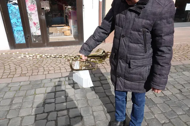 Die Prozession ist bereits passé, die Palmweihe und der Gottesdienst sind vorbei, die Musik ist verklungen, nun geht es heimwärts zum Mittagessen am Palmsonntag.