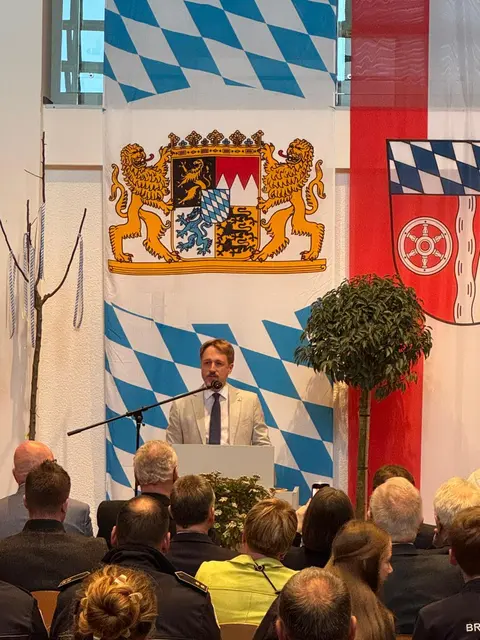 Bild: MdL Martin Stock begrüßt die Blaulichtfamilie im Bürgerzentrum Elsenfeld. | Foto: Bürgerbüro MdL Stock