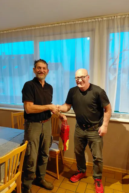 ÖDP Kreisvorsitzender Wolfgang Winter bei der Verabschiedung von Uli Frey aus Monbrunn. | Foto: ÖDP Miltenberg