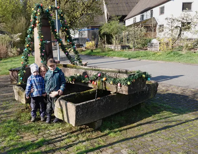 
Zwischen Stille und Freude, zwischen Erinnerung und Erwartung, zeigt sich Ostern als Brücke: Die Natur öffnet sich, Traditionen werden fortgeführt, und die Freude am Leben verbindet jung und alt. In diesen Tagen kann man spüren, dass festliche Feiertage im Freien nicht nur das Herz, sondern auch die Generationen öffnen – für neue Wege und alte Werte, die niemals aus der Mode kommen. 