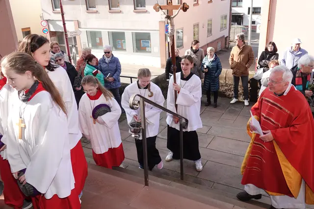  
Die Palmweihe am Palmsonntag ist eine zentrale Tradition im christlichen Jahreskreis. Sie erinnert an den Einzug Jesu in Jerusalem, bei dem die Menschen Palmzweige als Zeichen der Verehrung und Hoffnung auf den Messias auslegten. Die gesegneten Palmzweige stehen symbolisch für Sieg, Frieden und Leben. 