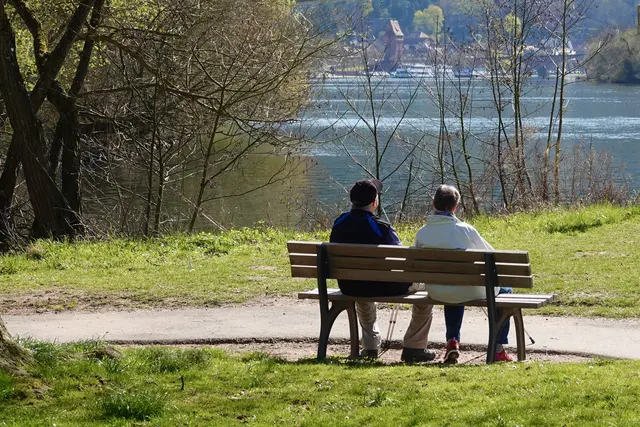Die Uferbäume tragen frisches Grün, und die Knospen der Frühblüher öffnen sich, als wollten sie den Feiertagen ein Stück voraus sein.