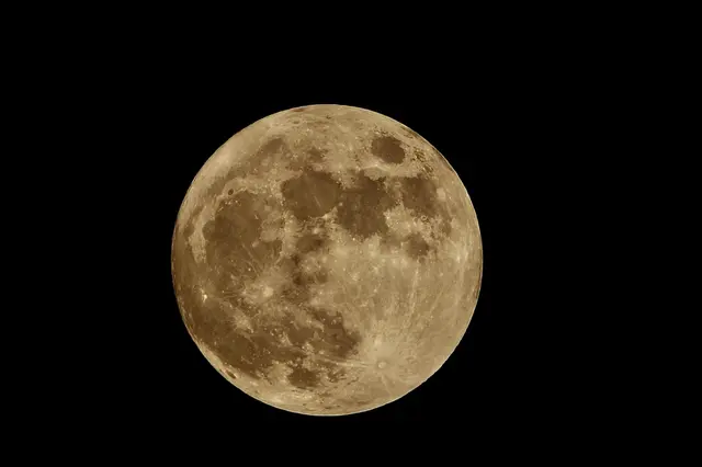 Im kulturellen Kontext steht der Ostermond für Neubeginn, Hoffnung und die Wiederkehr des Lichts nach den langen Wintermonaten. 