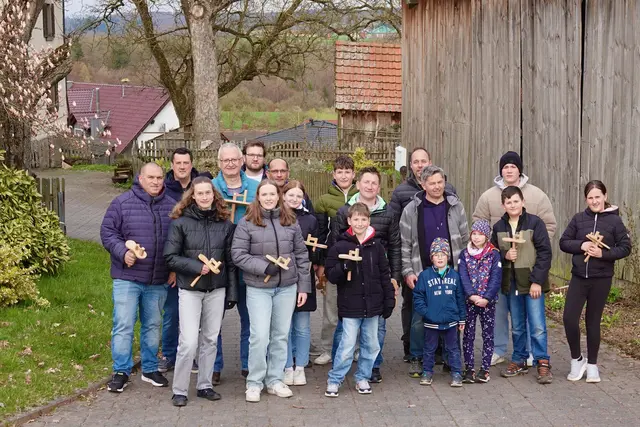Mit Unterstützung der Freiwilligen Feuerwehr Windischbuchen zwischen Karfreitag und Karsamstag in Windischbuchen unterwegs: Die Klapperkinder und -jugendlichen. 