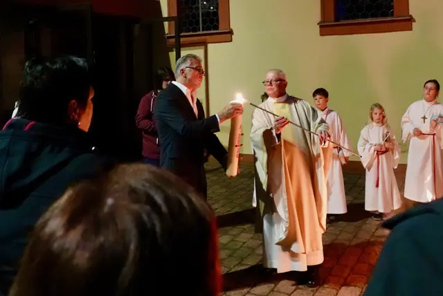  Am frühen Morgen des Ostersonntags, dem 5. April 2026, versammelten sich zahlreiche Gläubige der Pfarreiengemeinschaft in Heppdiel vor der katholischen Pfarrkirche St. Mauritius. Bereits ab sechs Uhr begrüßte Pfarrer Artur Fröhlich die Teilnehmenden herzlich und stimmte sie auf die Bedeutung des Tages ein: „Die Feier der Auferstehung Christi steht für Hoffnung, Erneuerung und Gemeinschaft“. 