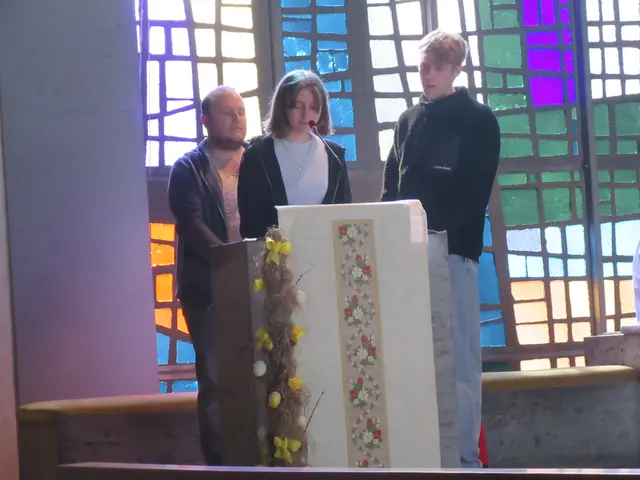 Ruben Rollmann, Lisa und Lars Giegerich bei den Fürbitten | Foto: Friedrich Frank