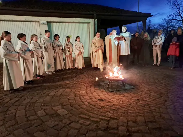 Pfarrer Toni Wolf segnet das Osterfeuer | Foto: Martin Winkler