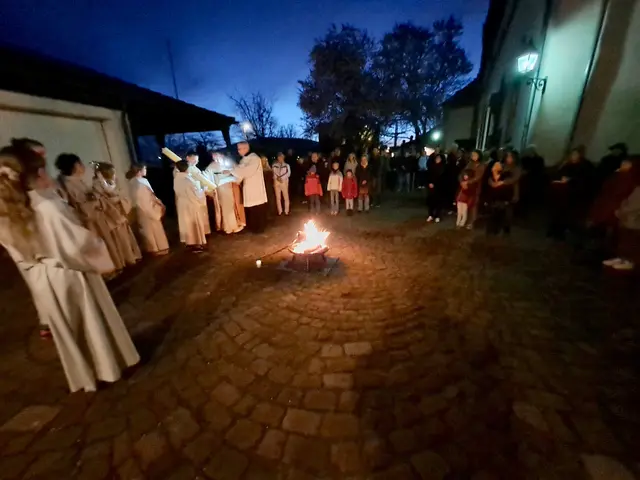 Die Osternachtsfeier begann am Osterfeuer vor dem Pfarrhaus | Foto: Martin Winkler