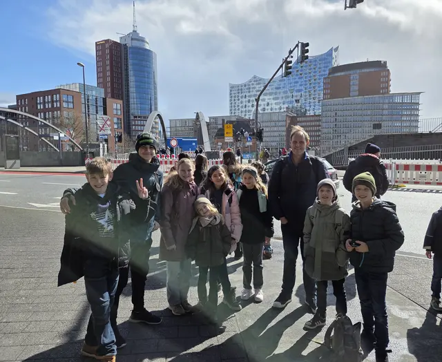 Kinder und zwei Betreuer der Junge Forscher Main-Tauber e.V. Freudenberg erlebten vier Entdeckertage in Hamburg.
Auf dem Bild fehlt die Betreuerin.