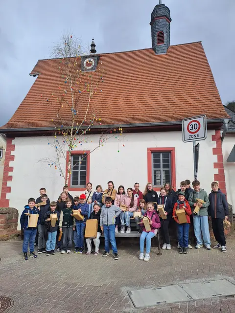 Eichenbühler Klapperkinder vor der Kapelle