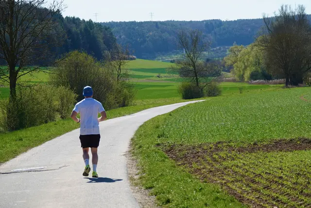 Die moderate körperliche Bewegung stärkt das Herz-Kreislauf-System, fördert die Durchblutung und kann das Immunsystem unterstützen. Der Aufenthalt an der frischen Luft begünstigt zudem die Sauerstoffaufnahme und wirkt sich positiv auf das psychische Wohlbefinden aus, indem er Stress reduziert und die Stimmung hebt. 
Im April sind die Temperaturen meist angenehm, die Vegetation beginnt zu blühen und die Tage werden länger, was das Risiko für Vitamin-D-Mangel durch Sonnenlicht verringert