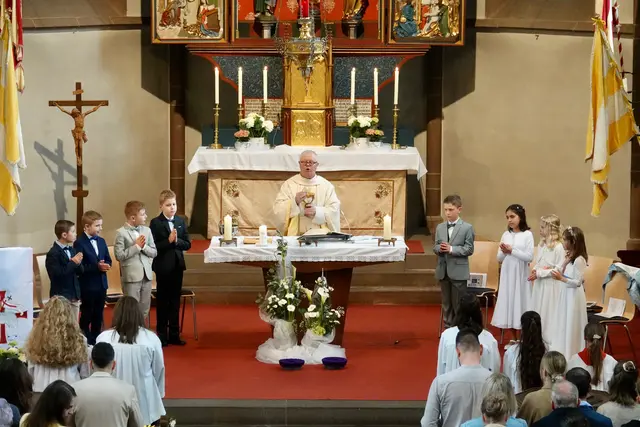 So bleibt der Weiße Sonntag 2026 in Eichenbühl ein strahlender Tag voller Hoffnung, Freude und Zusammenhalt – geprägt von Musik, Gemeinschaft und dem Glauben, der verbindet: „Ihr seid meine Freunde“ ist nicht nur Motto, sondern gelebte Wirklichkeit. 