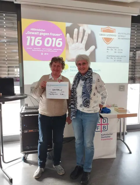 links: Frau Camertoni von SEFRA e.V., rechts: Frau Klein vom Frauenbund Trennfurt | Foto: Hiltrud Pflegshörl
