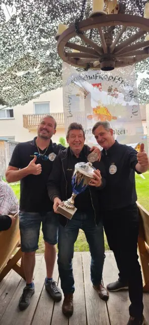 Wolfgang Friedrich übernimmt den Wanderpokal