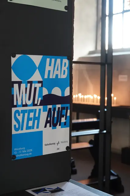 Motto des Würzburger Katholikentages - Aushang in der Miltenberger Stadtpfarrkirche.