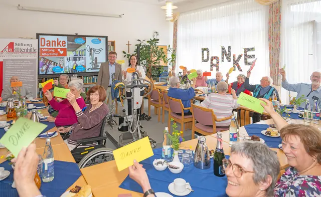 Altenheim-Pate Thomas Köhler und Einrichtungsleiterin Kerstin Weckwerth (Mitte) freuten sich mit den Bewohnerinnen und Bewohnern des Rohe’schen Altenheims Kleinwallstadt über Zuwendungen der Stiftung Altenhilfe in Höhe von 9.360 Euro im Jahr 2025.  | Foto: Winfried Zang