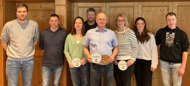 Vergabe der Leistungstafeln, v. l.: Benno Sans, Olaf Hansal, Julia Gruppenbacher-Merz, Peter Haas, Matthias Rechner, Stefanie Hofmann, Antonia Hübl, Luis Heck. 

 | Foto: Büttner
