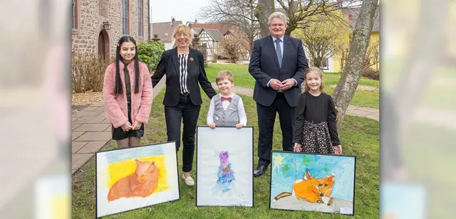Siegerehrung beim Schaefler-Preis mit stellvertretender Landrätin Monika Wolf-Pleßmann und Eschaus Bürgermeister Gerhard Rüth sowie (vorne von links) Gyonyul Nazifova, Matteo Luthard und Hannah Meissner mit ihren gemalten Werken.  | Foto: © Winfried Zang
