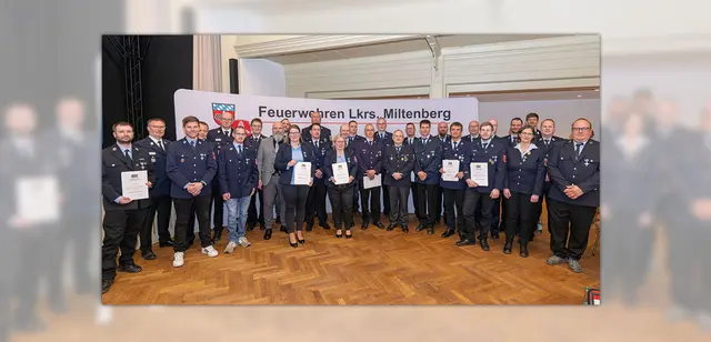 Eng wurde es vor der Stellwand, als sich zahlreichen für 25-jährigen Dienst Geehrten den Fotografen stellten. Das Bild zeigt sie mit Kreisbrandinspektor Albert Klug (Zweiter von links), den Kreisbrandinspektoren Patrick Walter und Hauke Muders (Vierter und Fünfter von links) sowie Kreisbrandrat Martin Spilger und stellvertretendem Landrat Bernd Schötterl (Siebter und Achter von links).  | Foto: © Winfried Zang