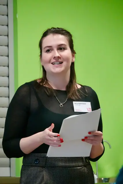 Dramaturgin Rica Hohmann erläuterte vor Beginn die Intention der Inszenierung. Foto Roland Schönmüller 
