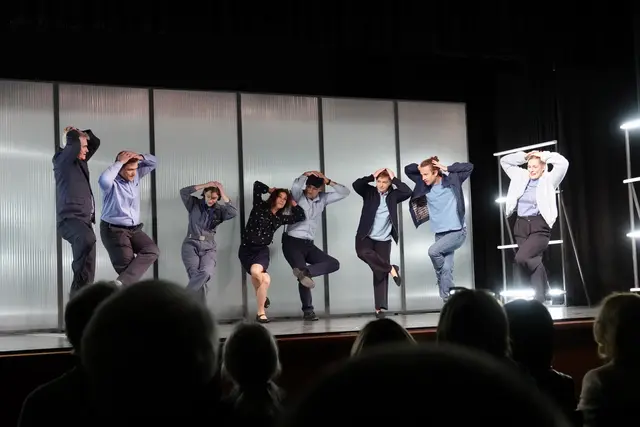 Unvergessen blieb die Szene, in der alle Schauspieler auf einem Bein stehen – ein Bild, das die Fragilität des Gleichgewichts im Konflikt augenscheinlich machte. Die Körper schwankten, die Hände suchten Halt, die Gesichter erstarrten. Die bekannte Baumhaltung aus dem Yoga setzte einen stillen Akzent: Balance wurde zur sichtbaren Herausforderung, ein meditativer Moment inmitten des Chaos, der nach innerem Halt fragte, wo außen kaum einer zu finden schien. Foto Roland Schönmüller 