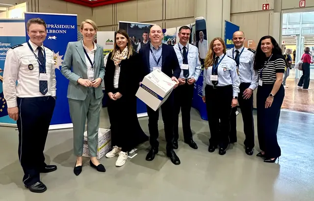 Landespolizeipräsidentin Dr. Stefanie Hinz (2. v. l.) besuchte beim Deutschen Präventionstag in Hannover den Stand des Fördervereins Sicherer Neckar-Odenwald-Kreis e.V., der dort gemeinsam mit dem Polizeipräsidium Heilbronn die Kampagne „Respekt.Echt.Jetzt!“ vorstellte. Mit dabei waren Polizeihauptkommissar Marius Müller (l.), die Leiterin des Referats Prävention des Polizeipräsidiums Heilbronn, Maria Ostertag (3. v. l.), Polizeipräsident Frank Spitzmüller (M.), sowie die Beschäftigten der Außenstelle Mosbach, Polizeioberkommissar Sven Schumacher (4. v. r.), Erste Polizeihauptmeisterin Christina Geiger (3. v. r.), Polizeihauptkommissar Lars Maylandt (2. v. r.) sowie Pinar Muschiol (r.). 


 | Foto: Sicherer Neckar-Odenwald-Kreis e.V.