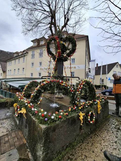 Der Osterbrunnen in Muggendorf wird vom Trachtenverein mit mehr als 1000 handgemalten Eiern geschmückt | Foto: Wolfgang Giegerich