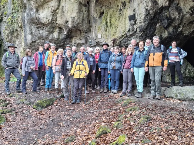 Die Nilkheimer Wanderer am Eingang zur 65 Meter langen Oswaldhöhle - teilweise mit Stirnlampe | Foto: Wolfgang Giegerich