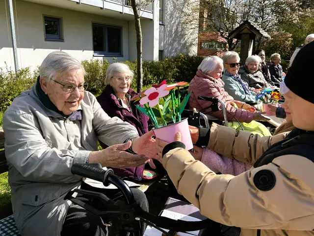 Ein Dankeschön vom Kindergarten an die Bewohnerinnen und Bewohner: selbstgebastelte Blumentöpfchen.
 | Foto: Rohe'sche Altenheim-Stiftung