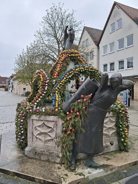 Die Buttenträgerin am Marienbrunnen in Ebermannstadt | Foto: Wolfgang Giegerich