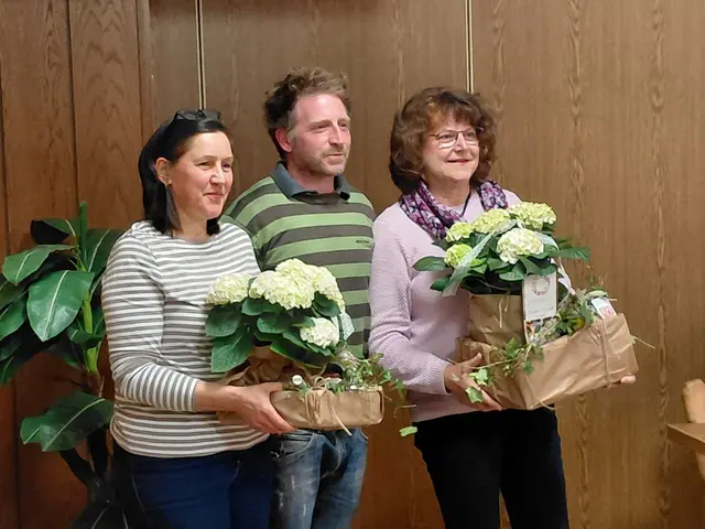 Foto: Verabschiedung: Sibylle Müssig (rechts) und Axinja Wolf (links) durch Michl Bohlig (Bildmitte)