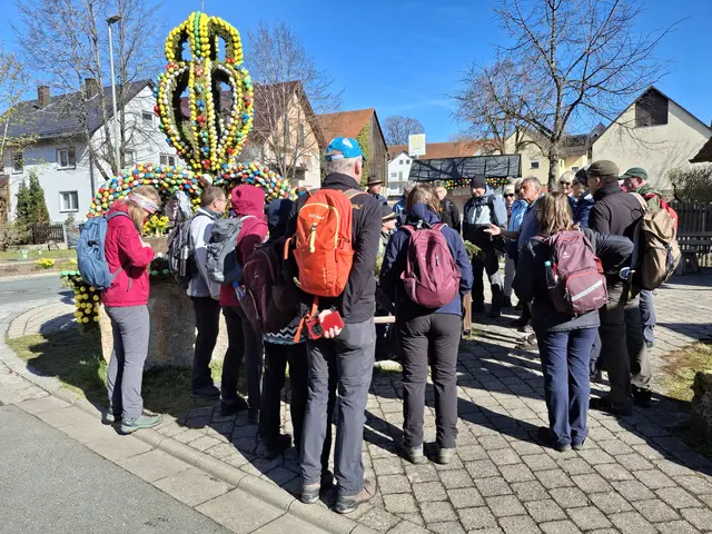Vor dem Osterbrunnen in Teuchatz mit ortskundiger Erklärung | Foto: Wolfgang Giegerich