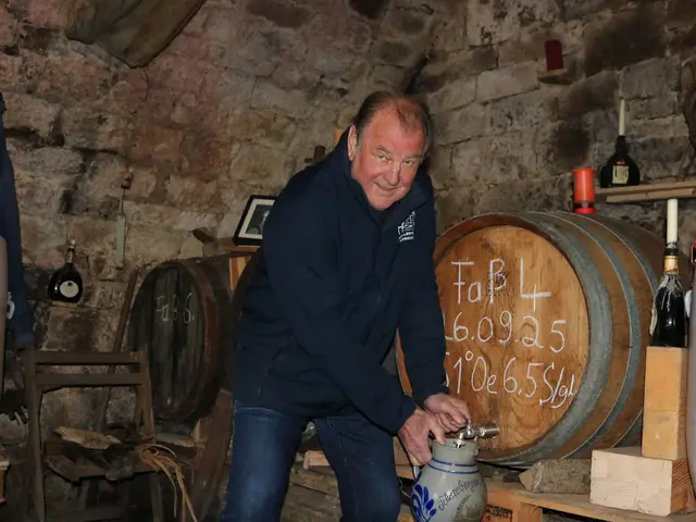 Hausherr Emil Bischof zapft den neuen Moscht. | Foto: Kellerfreunde Schneeberg e.V.