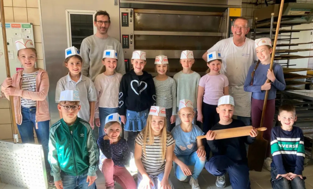 Kommunionkinder zu Gast in der Dorfbäckerei Schnall in Röllbach | Foto: Foto: Ilse Schnall