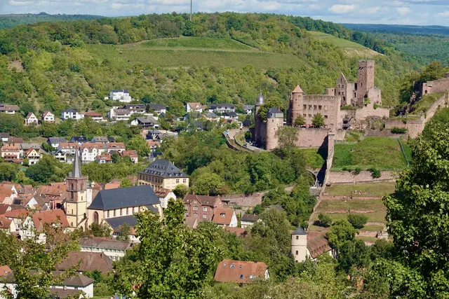 Blick auf Burg Wertheim und nach Kreuzwertheim
