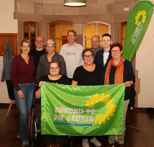 vordere Reihe von links nach rechts:
Martina Zipf (Beisitzerin), Anja von Steht (Sprecherin), Petra Münzel (Pressesprecherin)
mittlere Reihe:
Monika Hartl (Bezirksvorstand), Sabine Schmelmer (Beisitzerin), Fin Menges (Grüne Jugend)
hintere Reihe:
Ulrich Weis (Kassier), Joachim Schneider (Schriftführer), Andreas Weis (stellvertretender Kassier) | Foto: Werner Billmaier